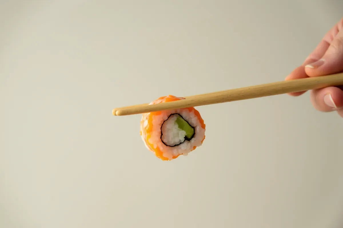 Jak trzymać pałeczki do sushi? Przewodnik dla początkujących