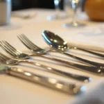 Jak ułożyć sztućce? Zasady i najczęstsze błędy